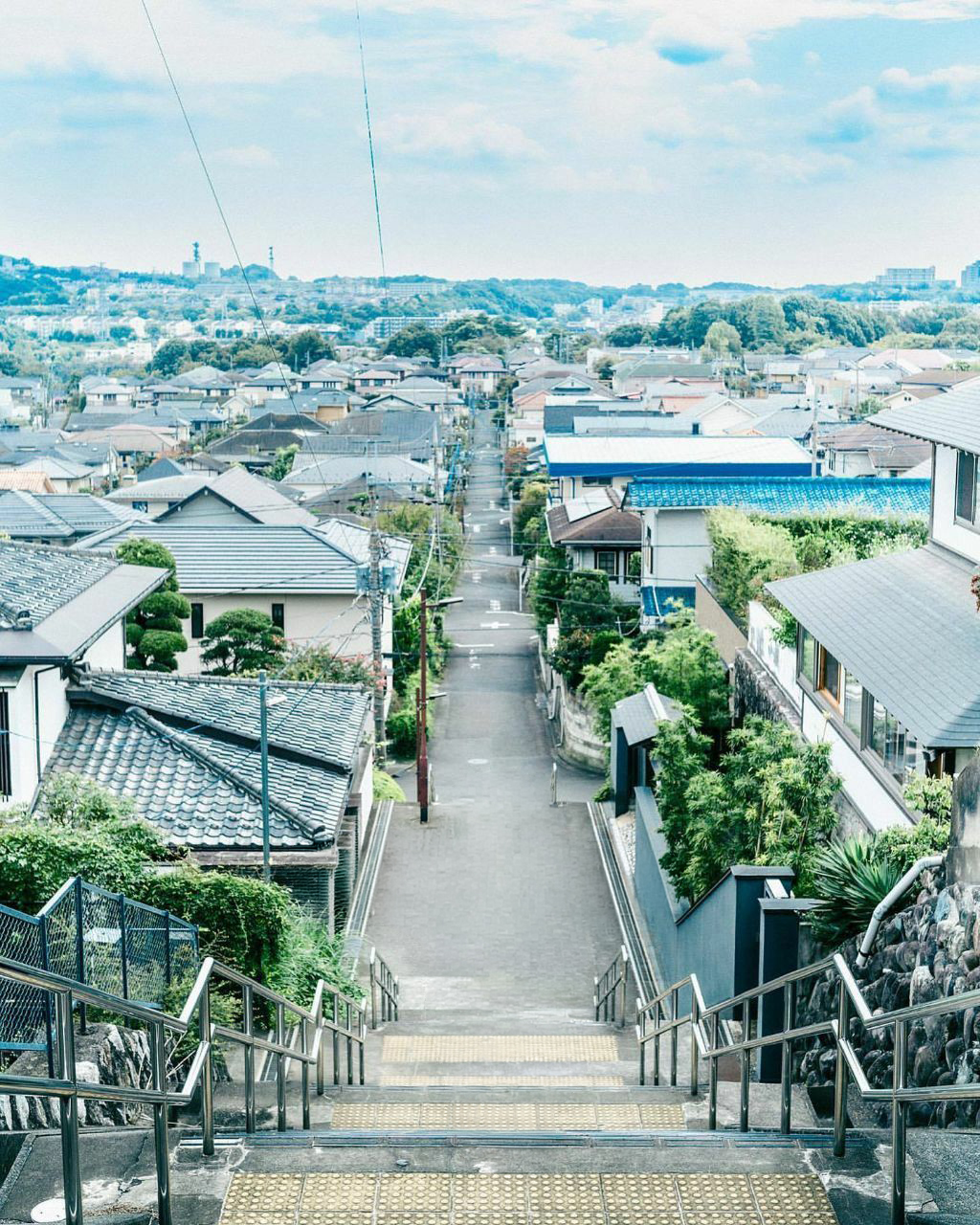 武蔵野の街を望む階段